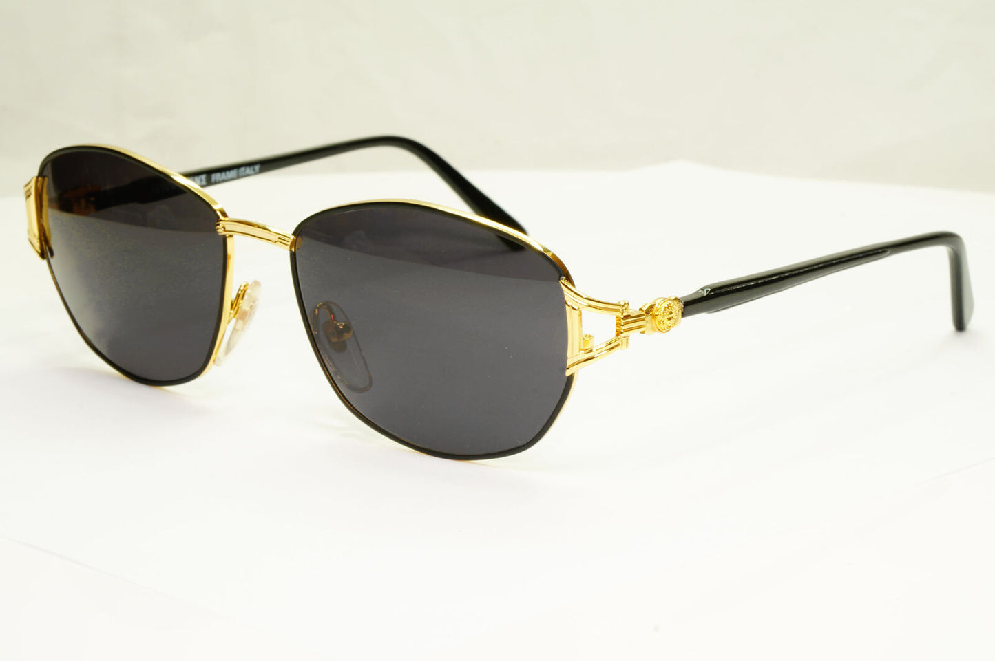 Gianni Versace 1995 Vintage Gold Medusa Black Retro Sunglasses MOD G29 COL 18L