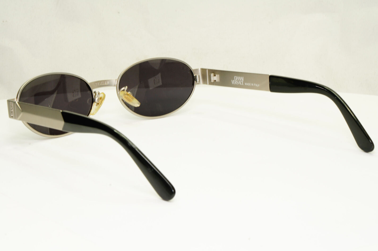 Gianni Versace 1996 Vintage Unisex Silver Oval Metal Sunglasses MOD S30 COL 22M