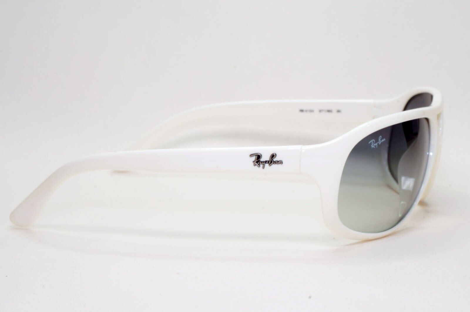 Ray-Ban Sunglasses Vintage 2003 White Grey Gradient Wrap Pilot RB 4124 671/8G