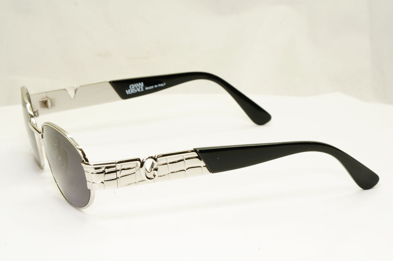 Gianni Versace 1996 Vintage Unisex Silver Oval Metal Sunglasses MOD S22 COL 26M