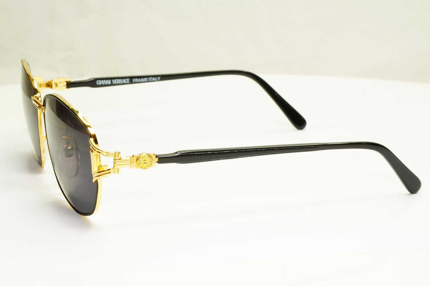 Gianni Versace 1995 Vintage Gold Medusa Black Retro Sunglasses MOD G29 COL 18L