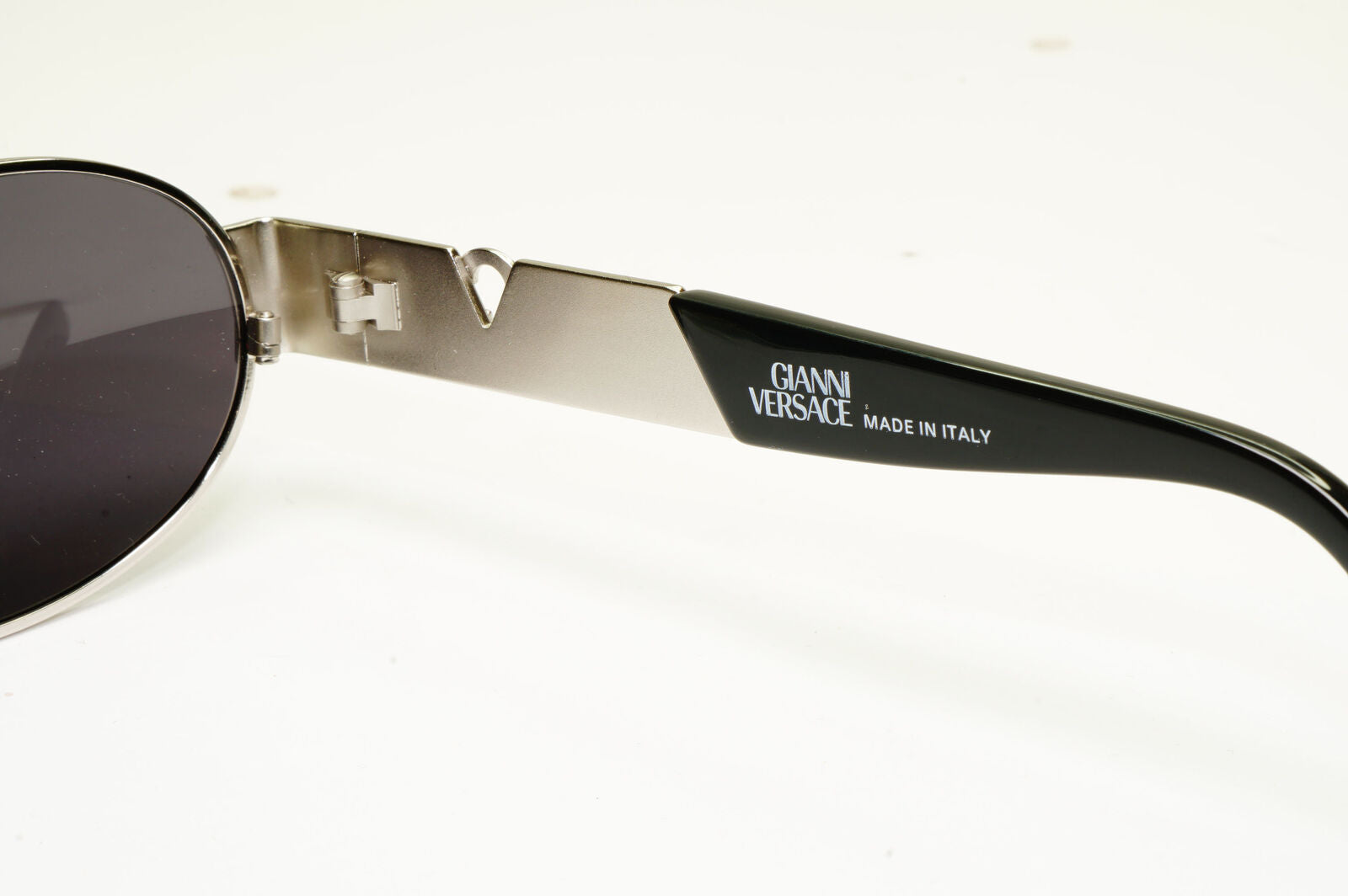 Gianni Versace 1996 Vintage Unisex Silver Oval Metal Sunglasses MOD S22 COL 26M