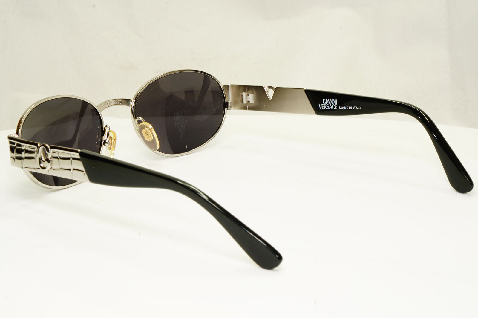 Gianni Versace 1996 Vintage Unisex Silver Oval Metal Sunglasses MOD S22 COL 26M